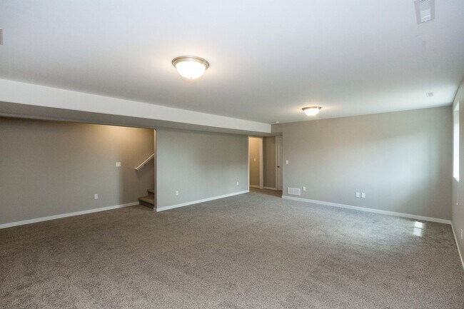 Building Photo - 4 bed/3 bath home East Side IC Easy Commut...
