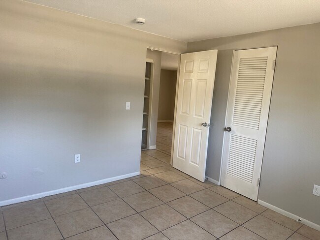 Building Photo - Palmetto Gardens 2/1 duplex