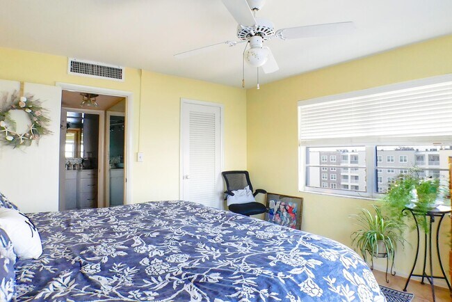 Building Photo - Stunning Fort Myers Condo with Water View!