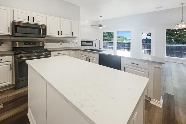 Building Photo - MOVE IN READY