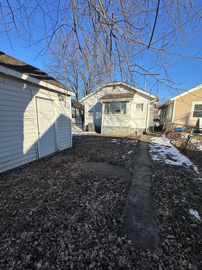 Building Photo - Quaint One Bedroom House- Quiet Neighborhood