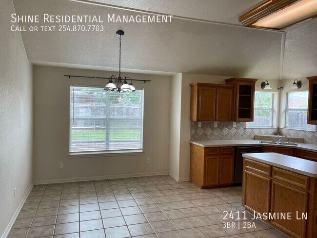 Building Photo - 2411 Jasmine Ln