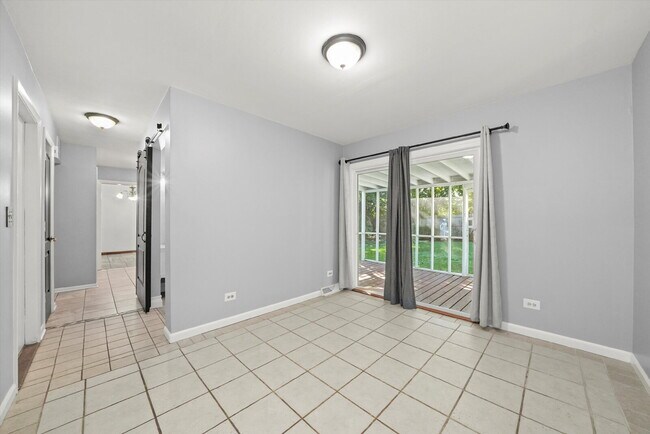 Building Photo - Updated Grayslake Home with Sunroom and Fl...