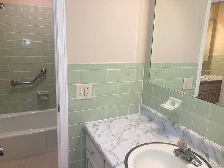 Building Photo - 611 E Mountcastle Dr