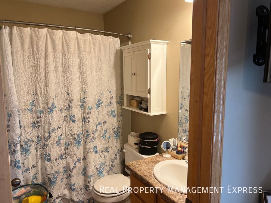 Building Photo - Spacious 5-Bedroom Gem with Open Concept &...