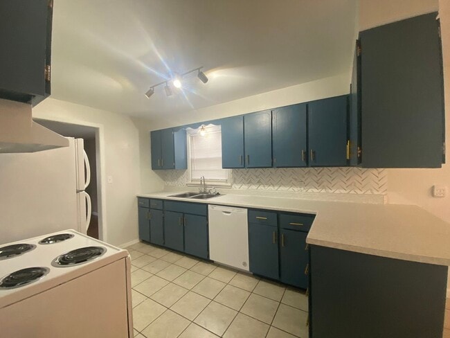 Building Photo - Audubon-Downriver Neighborhood 3+ bedroom, 1 bath corner lot with large, fenced yard