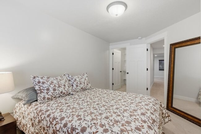Building Photo - Beautiful Riverton Townhome in Gated Community!