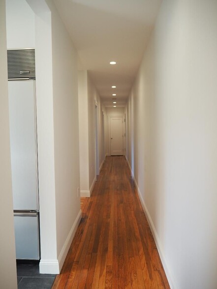 Unit entry hall with coat closet - 1055 Boulevard E