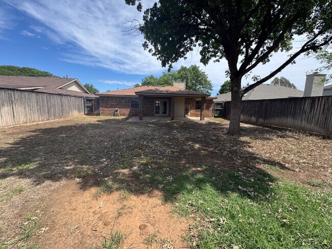 Building Photo - Stunning 3-Bedroom Haven with Cozy Firepla...