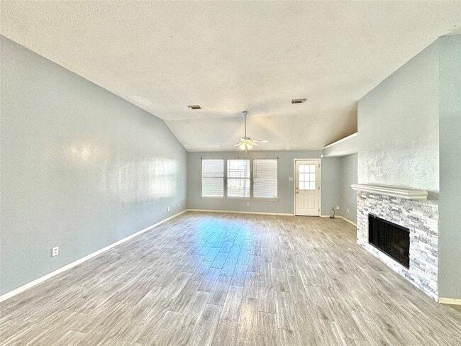 Building Photo - 15807 Pilgrim Hall Dr