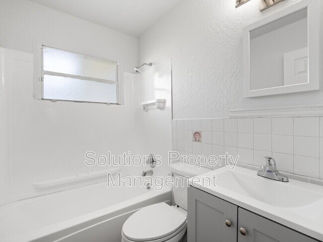 Building Photo - 2033 Robinhood Dr