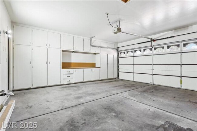 Building Photo - SPACIOUS 3BEDROOM SINGLE STORY TOWNHOME IN...