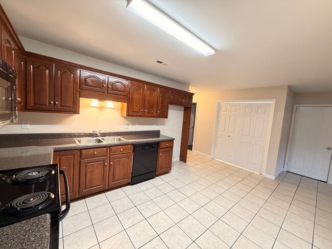 Building Photo - 110-112 Lyons Dr NW