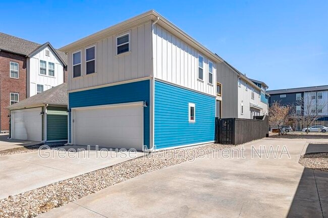 Building Photo - 636 SW B St