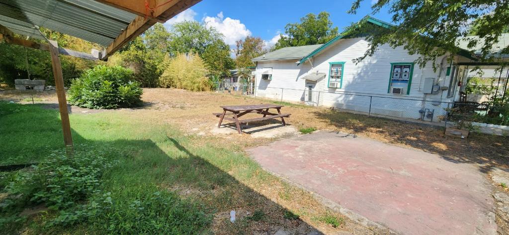 Building Photo - 971 Chalmers Ave