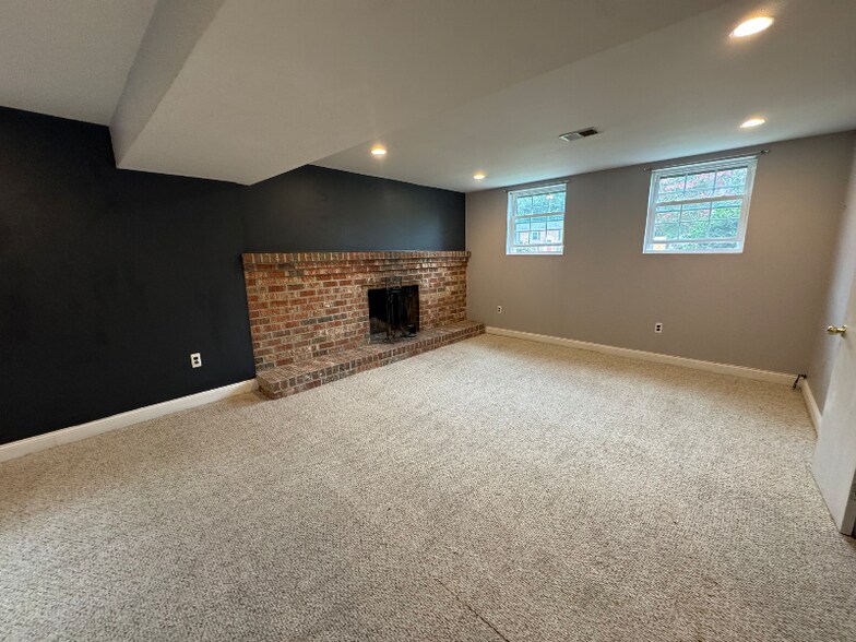 Building Photo - 11943 Birchview Dr