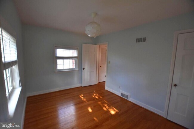 Building Photo - 10118 Cedar Ln