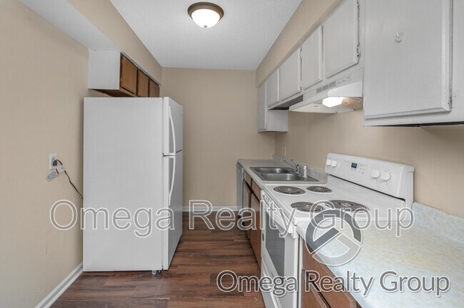 Building Photo - 425 Oakwood Ave