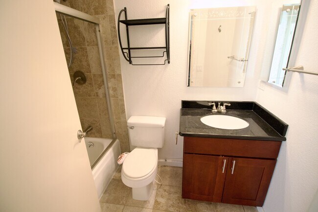 Building Photo - 129 E Court Ln