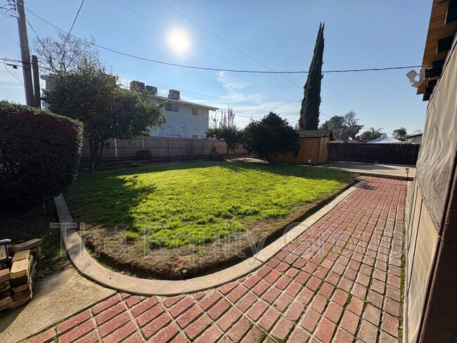 Building Photo - 1413 W Cambridge Ave