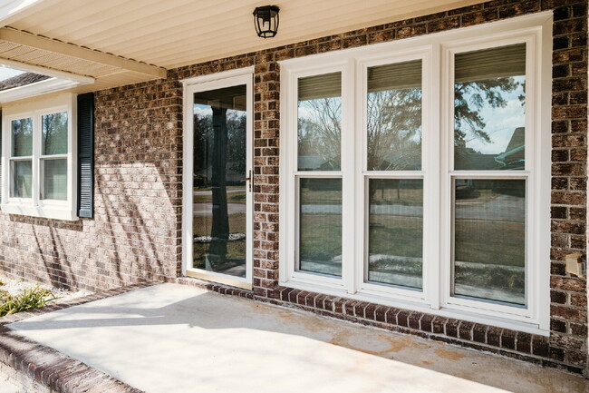 Building Photo - Move-In Ready! 3-Bed Home with Spacious Backyard