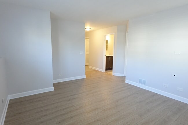 Building Photo - 881 Essex Cir