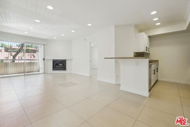 Building Photo - 5535 Canoga Ave