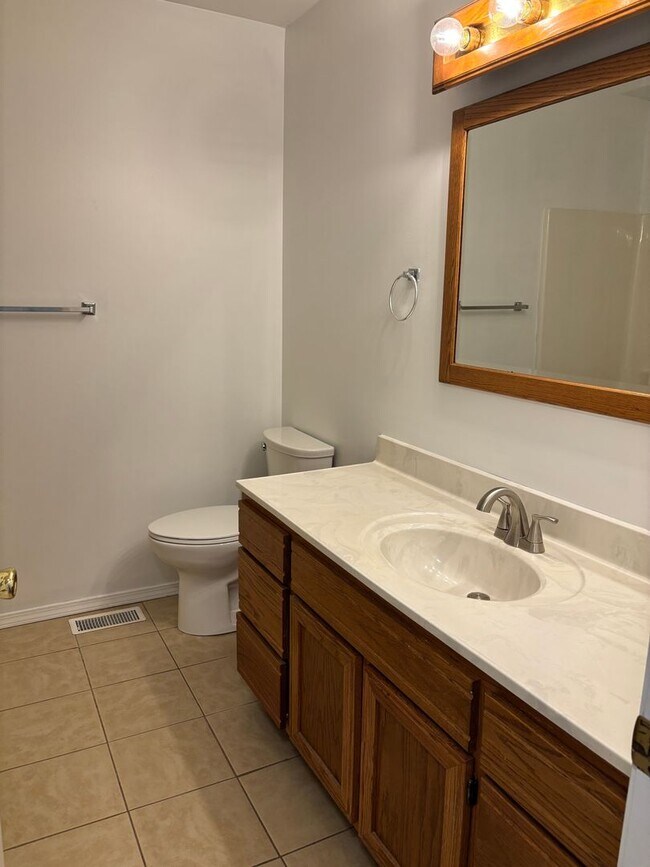 Building Photo - Country Club Duplex