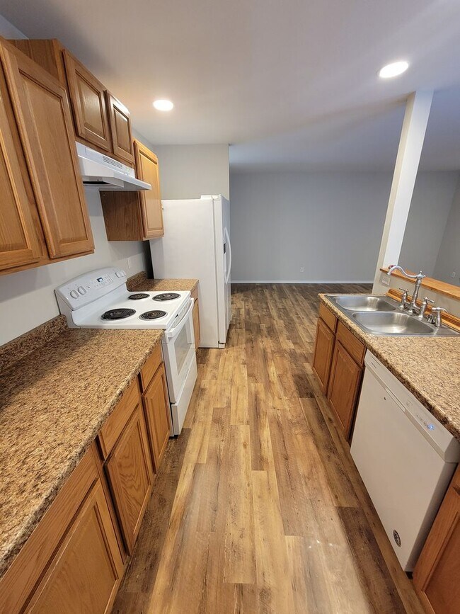 Building Photo - Freshly Painted Duplex in the Heart of Sil...