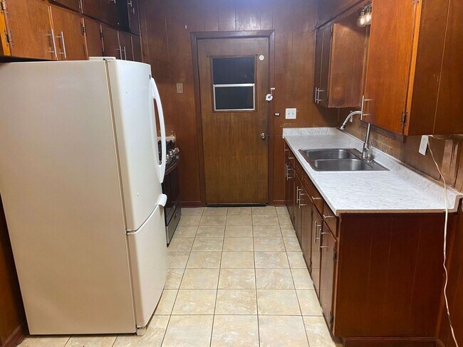 Building Photo - Charming 3 Bedroom, 2 Bath Home with 2-Car Garage & Large Fenced Yard