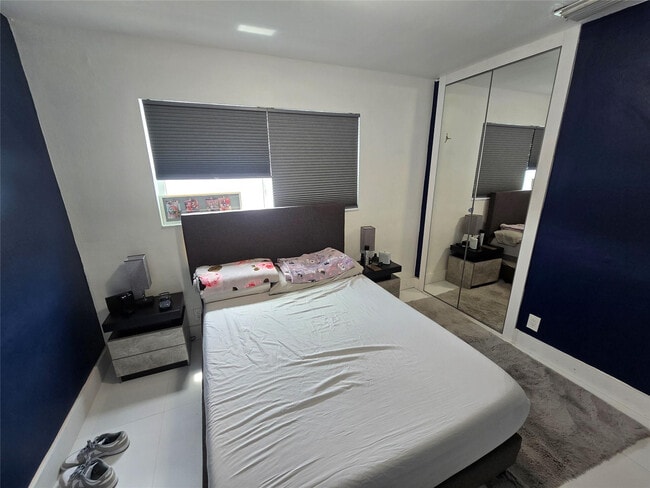 Building Photo - 2340 NE 8th Ave