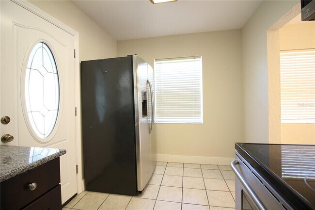 Building Photo - 4336 Hedge Dr E