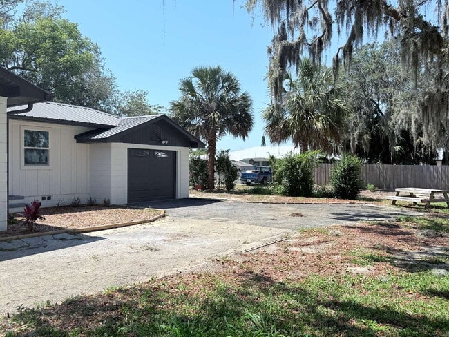 Building Photo - 3-Bedroom and 2-Bathroom with 1 Car Garage