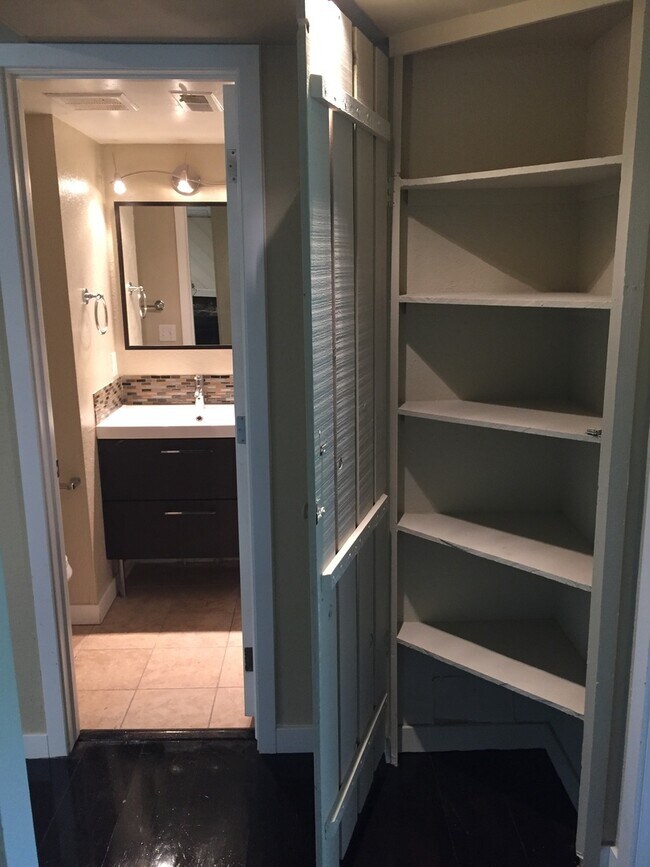 Building Photo - 2 Bed 1 Bath Top Floor Corner Unit Condo