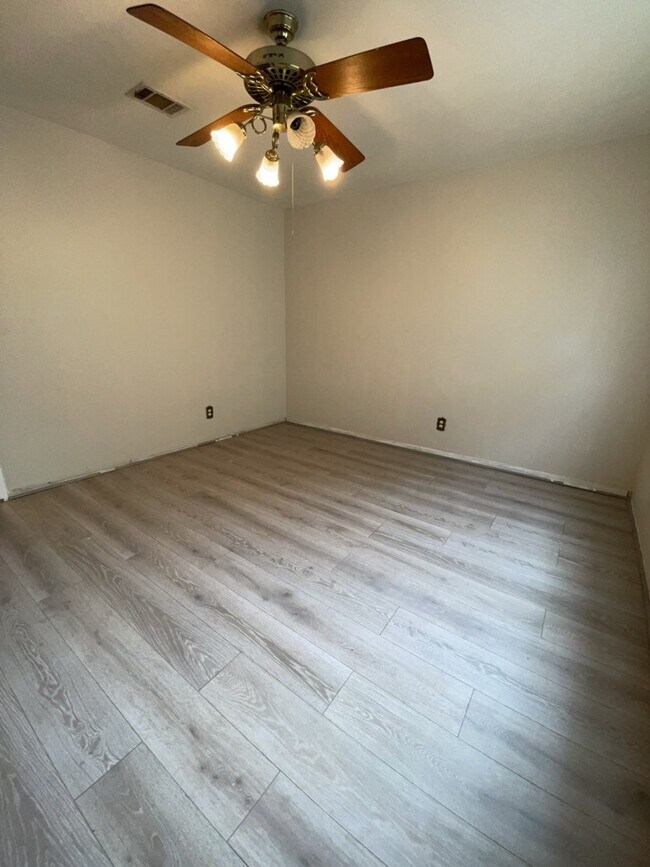 Building Photo - 1160 Maria Dr