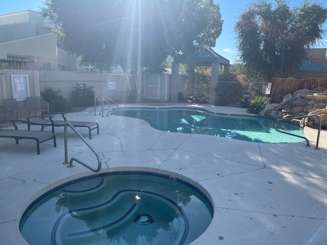 Building Photo - Clean Townhome in Great Location