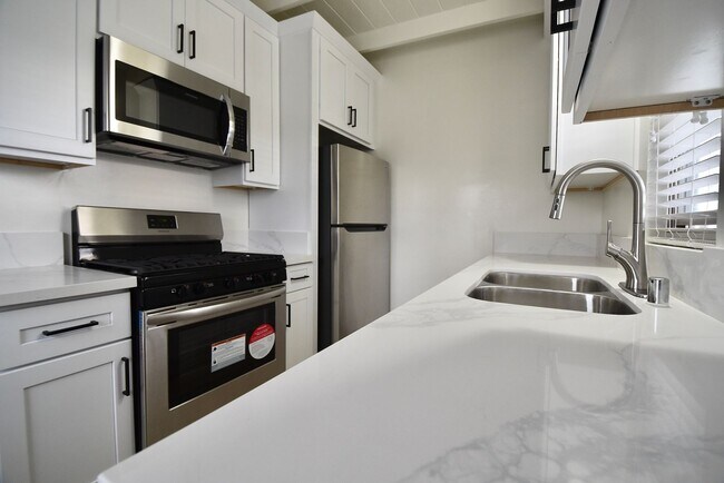 Building Photo - 605-609 North Hollywood Way