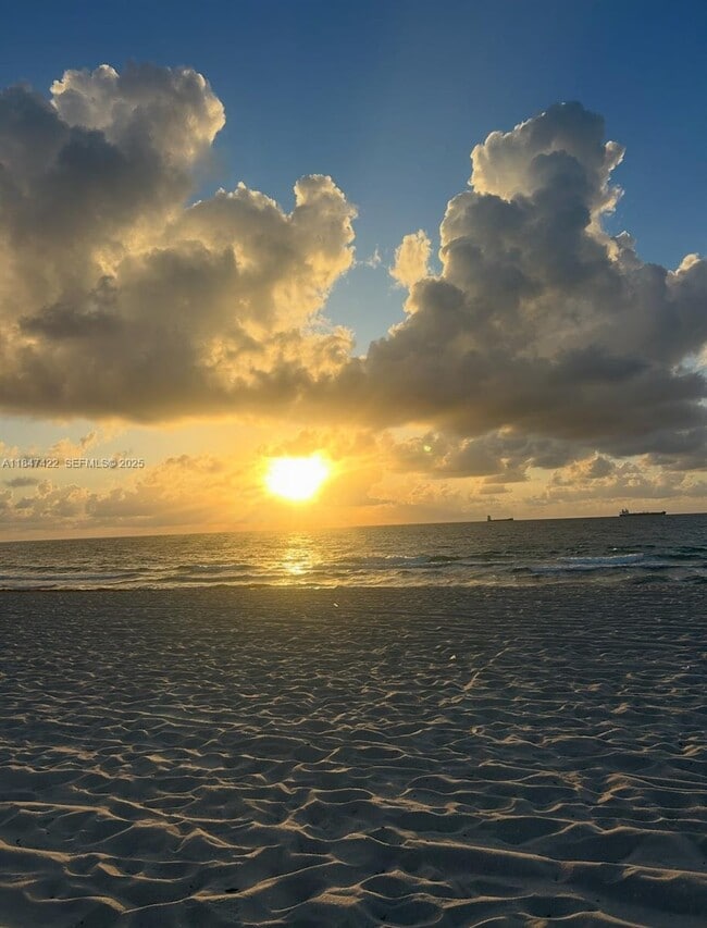 Building Photo - 2400 NE 9th St