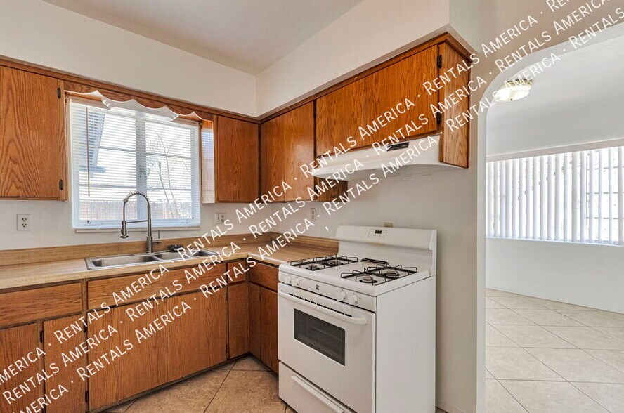 Building Photo - 3733 N Mountain Ave