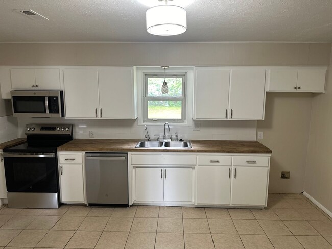 Building Photo - Available Now! 4-Bedroom, 1-Full Bathroom ...