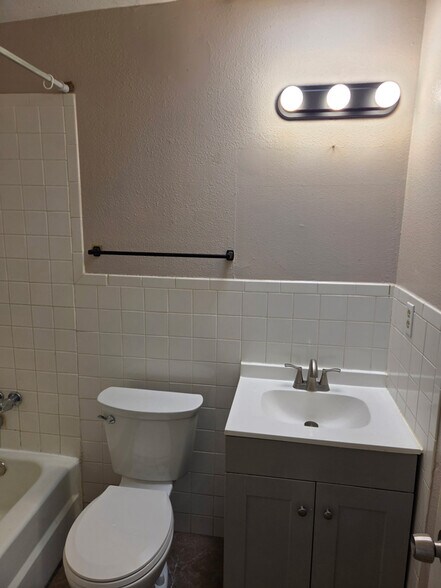 Building Photo - 5620 Salem Dr