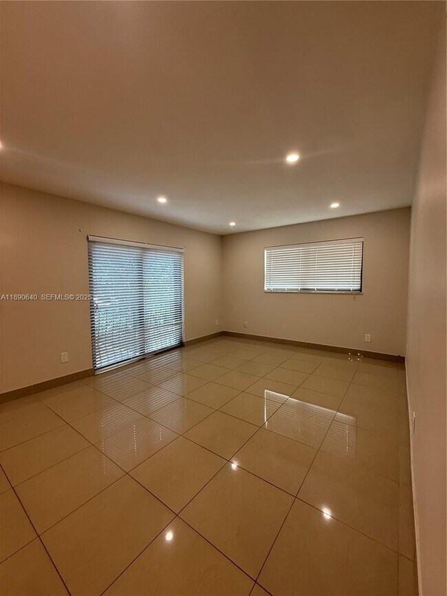 Building Photo - 100 SE 5th Ave