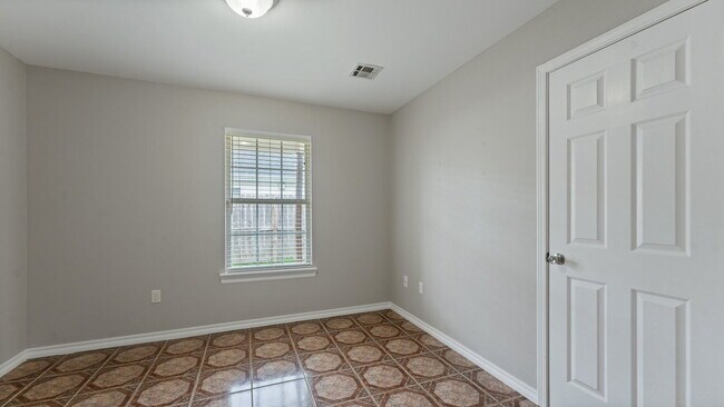 Building Photo - 905 SW Arrowhead Dr