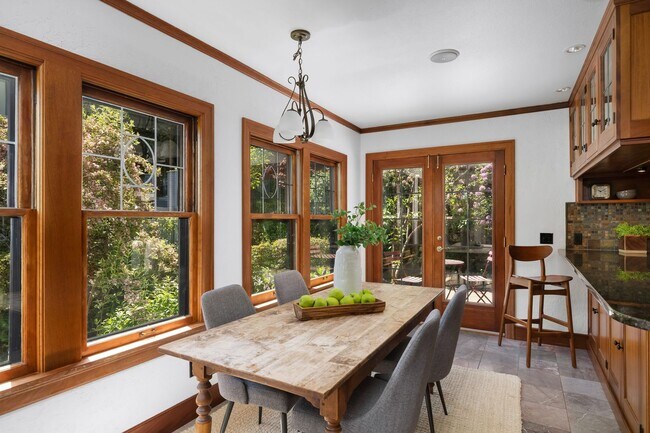 Building Photo - Amazing Nob-Hill Estate with impeccable fi...