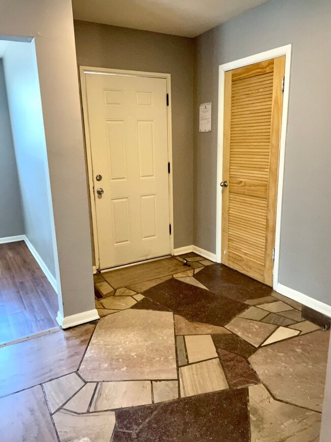 Building Photo - Spacious 4 bed/2 bath - walk to campus!
