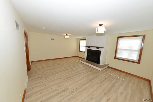 Building Photo - 1005 Hawthorn Ave