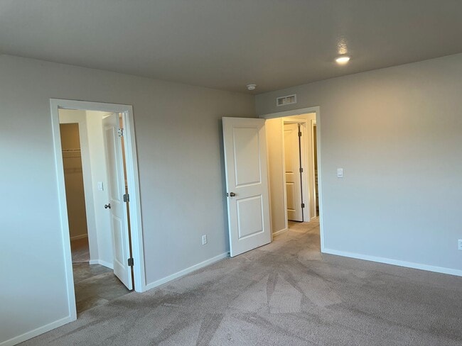 Building Photo - Newer 4 bedroom 2.5 bathroom house!