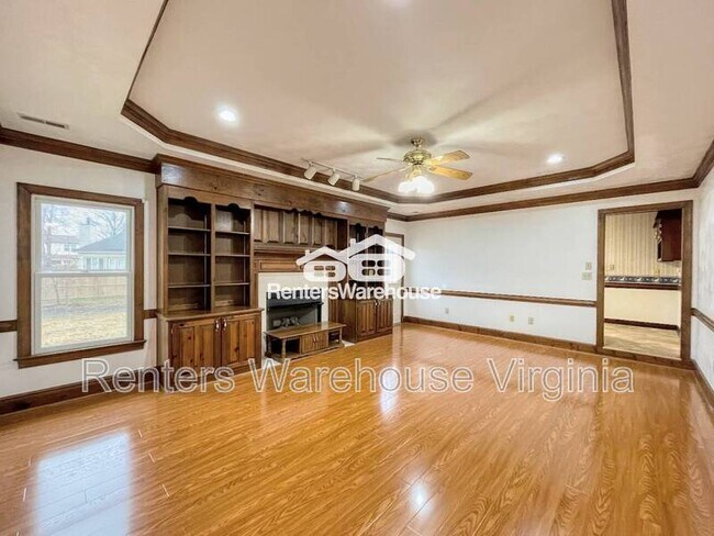 Building Photo - 352 Peace Haven Dr