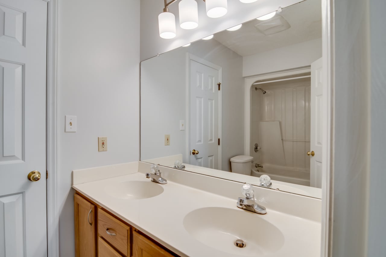 Building Photo - 68 Forest Oaks Dr