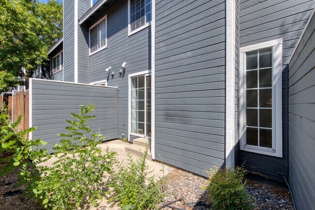 Building Photo - One car garage Townhouse